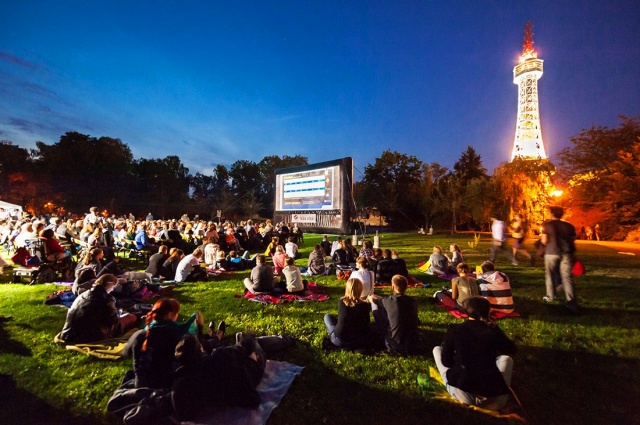 В Праге начал работу «Киноавтобус» – бесплатный кинотеатр под открытым небом