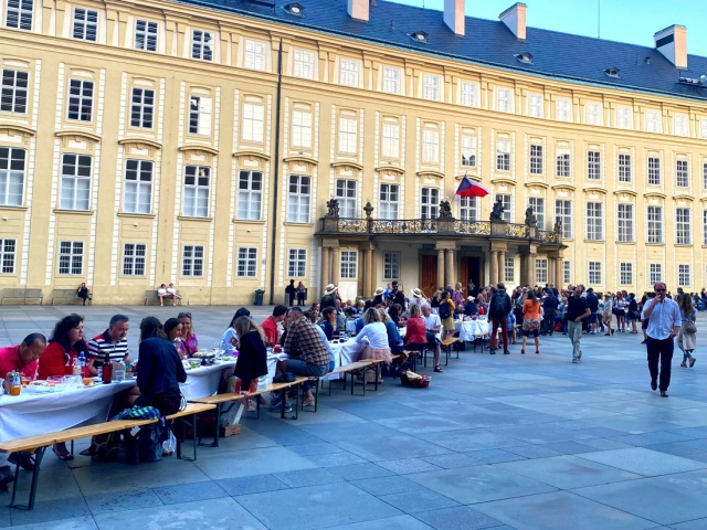 Как прошел ужин за гигантским столом на Пражском Граде: фото и видео