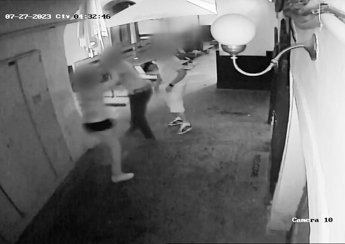Двое иностранцев порезали третьего в центре Праги: видео
