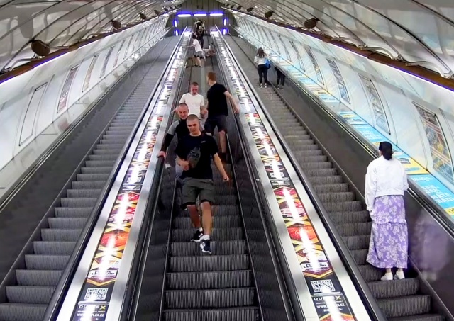 Идиот остановил эскалатор в метро Праги. Пенсионерка упала и получила тяжелые травмы: видео