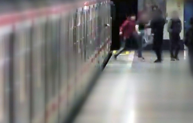 В Праге двое участников драки упали между вагонами метро: видео