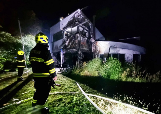 Под Прагой от удара молнии загорелся частный дом: ущерб – 8 млн крон