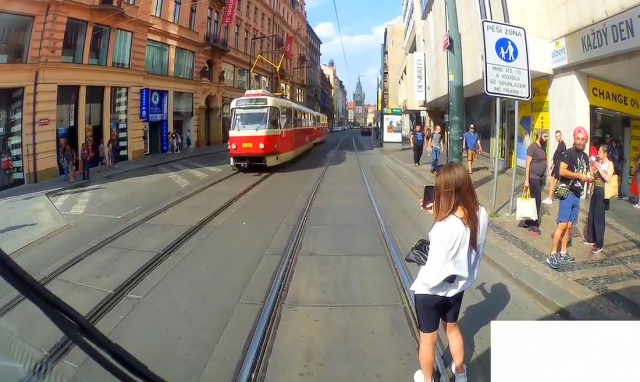 В Праге туристка вынудила трамвай остановиться, чтобы сделать селфи: видео