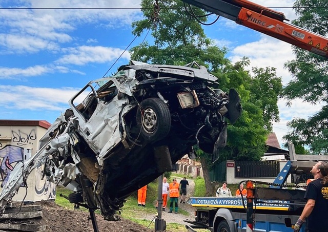 В Чехии грузовой поезд буквально смял фургон на переезде