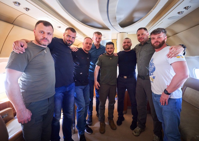 Командиры обороны «Азовстали» вернулись в Украину. Зеленский забрал их из Турции на чешском самолете