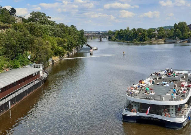 На реке в центре Праги произошел разлив дизельного топлива