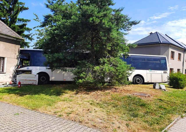 Автобус врезался в частный дом в чешском поселке