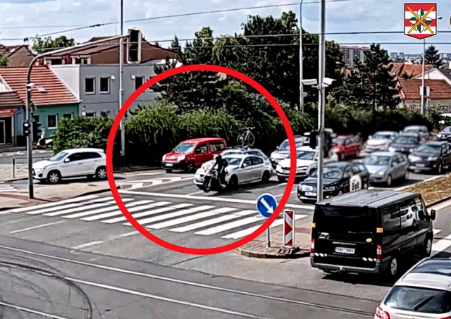 В Чехии водители BMW устроили уличную гонку и сбили мотоциклиста: видео