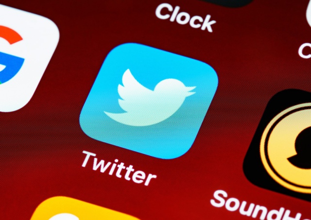 «Твиттер» сменил логотип: вместо синей птички стал X