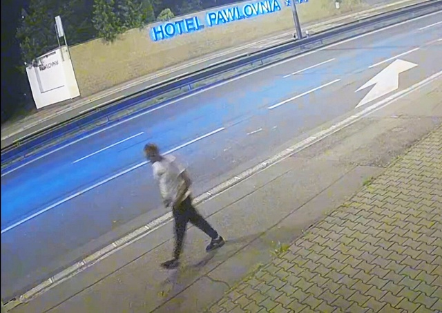 В Праге полиция разыскивает насильника: видео