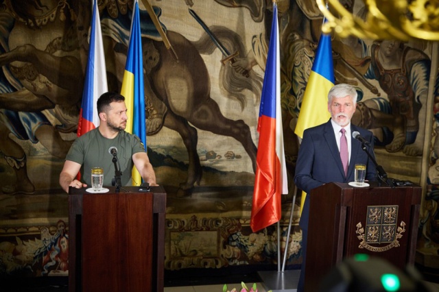 Президенты Чехии и Украины встретились в Праге: видео