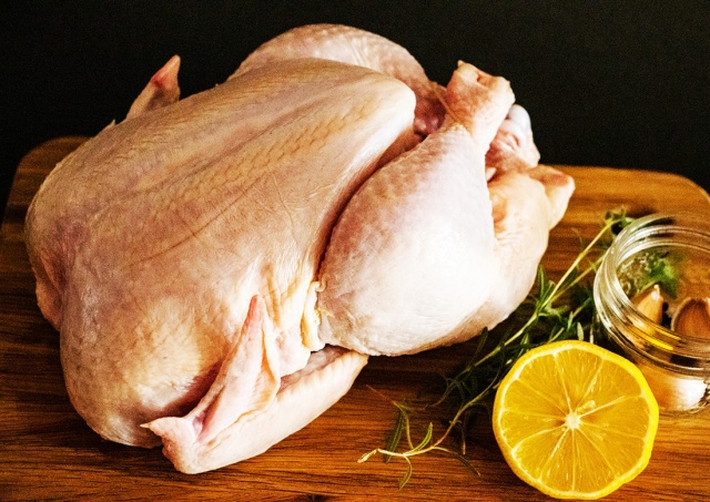 В чешские магазины попала зараженная сальмонеллой курятина из Украины