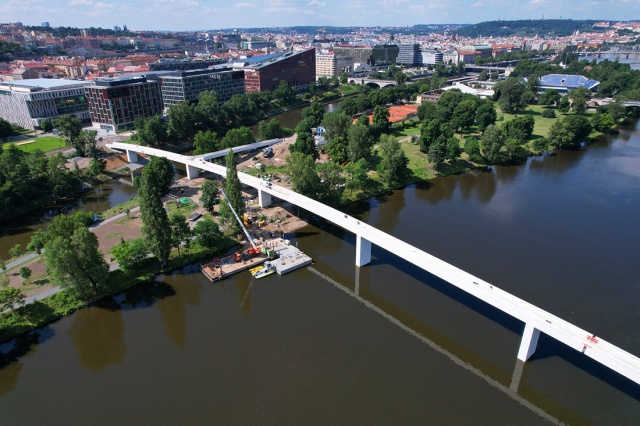В Праге открыли новый пешеходный мост через Влтаву