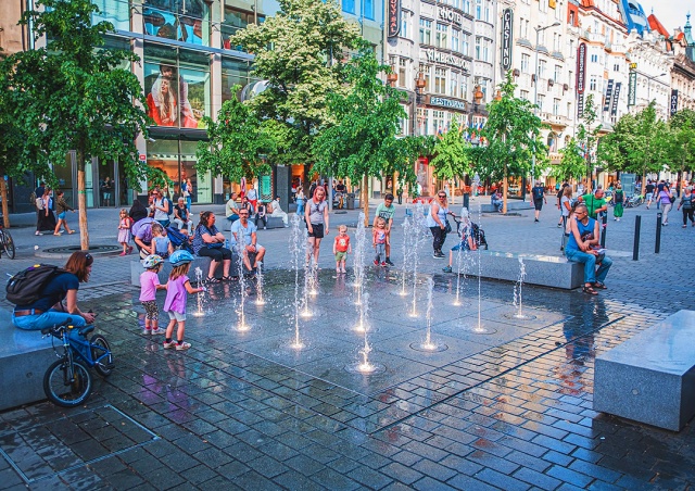 На Вацлавской площади Праги починили фонтан