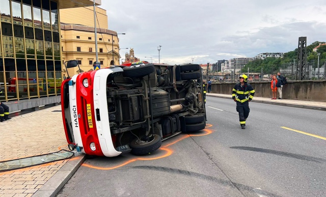 В центре Праги перевернулась пожарная машина