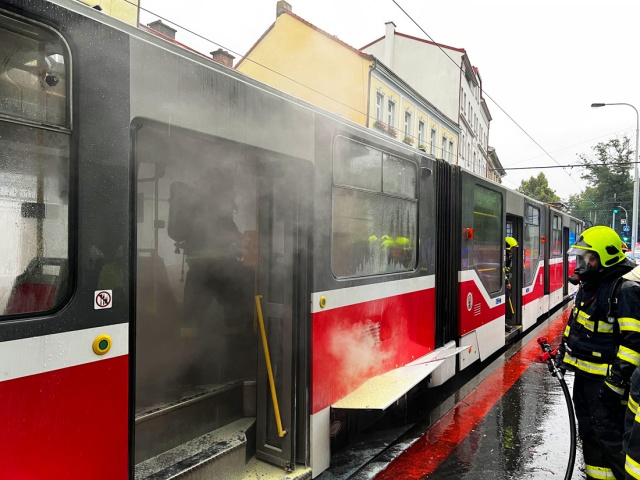 На остановке в Праге загорелся трамвай