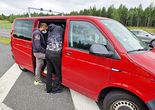 В Чехии остановили набитый нелегалами фургон