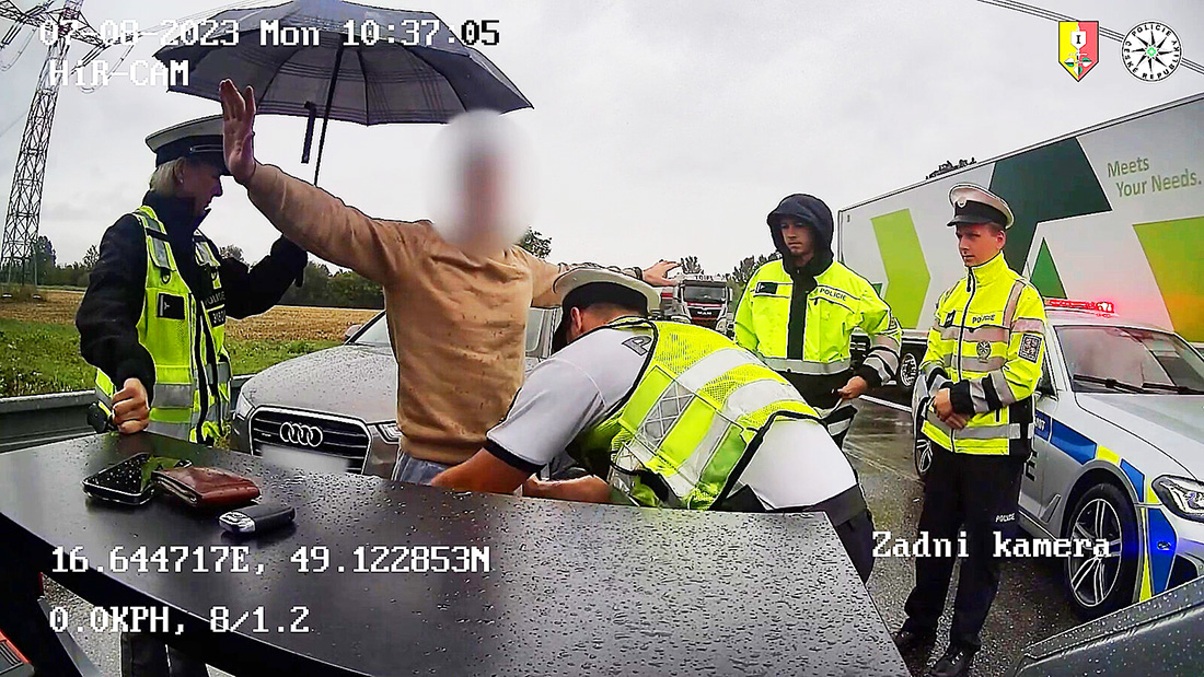 Полиция Праги поймала иностранца, укравшего вещи на 8,5 млн крон: видео
