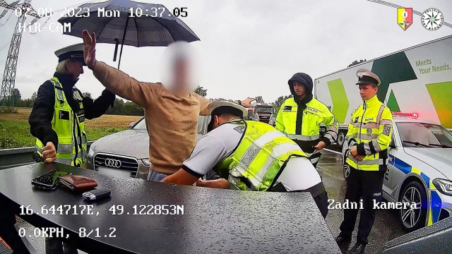 Полиция Праги поймала иностранца, укравшего вещи на 8,5 млн крон: видео