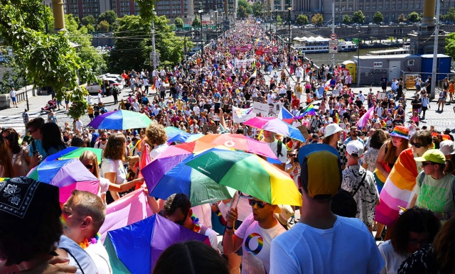 Пражский ЛГБТ-парад повторил рекорд по числу участников: фото