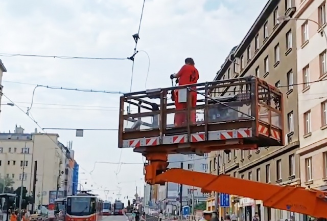 Сотни пражан опоздали на работу из-за невнимательности строителей