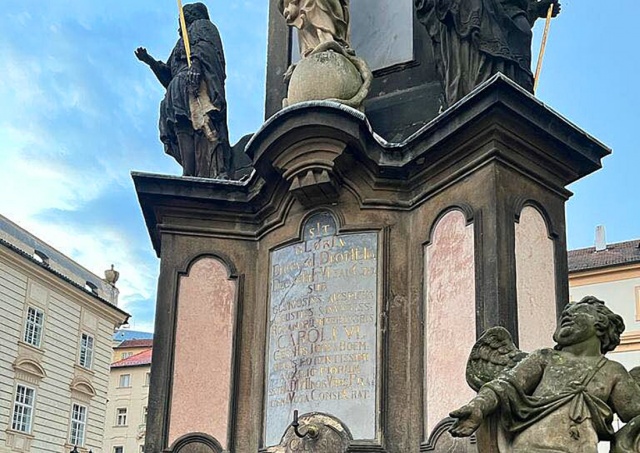 Удар молнии повредил 300-летний чумной столб в центре Праги
