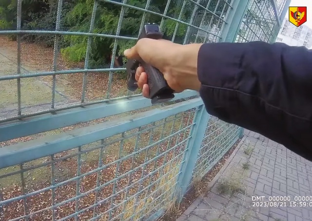 В Праге вор катализаторов спрятался от полиции в кустах: видео
