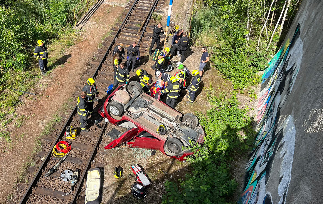 В Праге машина упала с моста после аварии