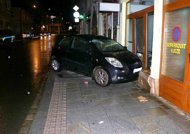 В Чехии водитель умышленно въехал в группу пешеходов на тротуаре