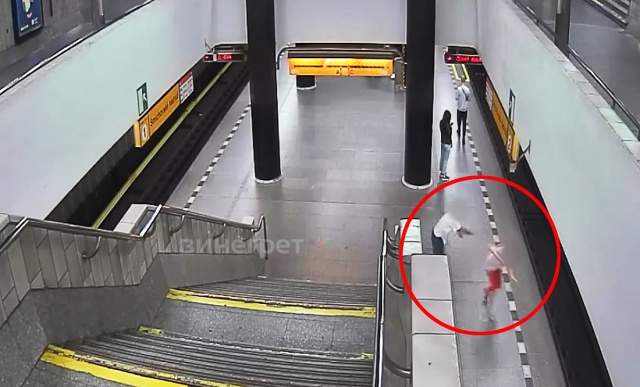 В метро Праги мужчина столкнул женщину на рельсы: видео
