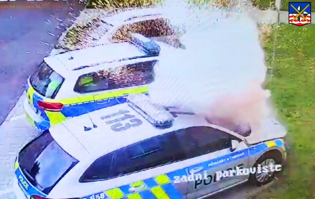 В Чехии мужчина подорвал полицейскую машину самодельной бомбой: видео