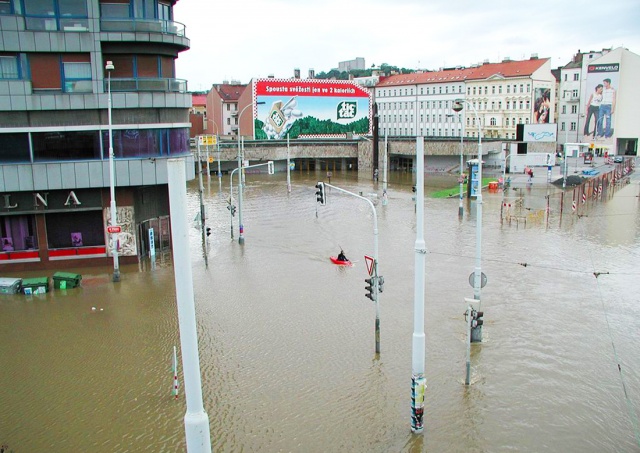 В Праге вспоминают сильнейшее наводнение 2002 года: фото и видео