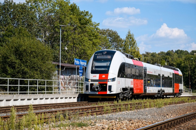 Новый поезд RegioFox начал возить пассажиров в Праге и Среднечешском крае