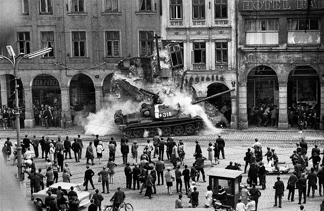 Ровно 56 лет назад войска Варшавского договора вторглись в Чехословакию: фото и видео