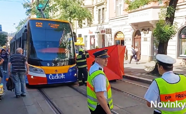 Женщина попала под трамвай в центре Праги