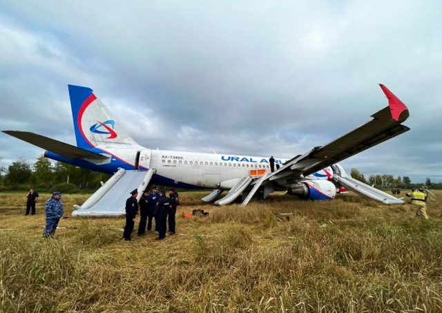 В России пассажирский самолет совершил аварийную посадку в поле