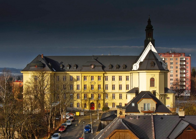 В Чехии школьница напала с ножом на двух одноклассниц