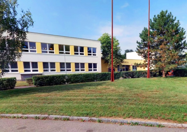 В Праге четвероклассник напал на учительницу во время урока