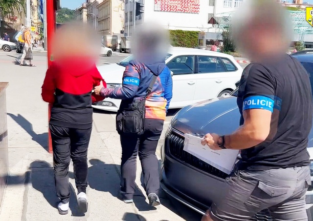 В Праге мошенница получила от добросердечных прохожих 270 тыс. крон