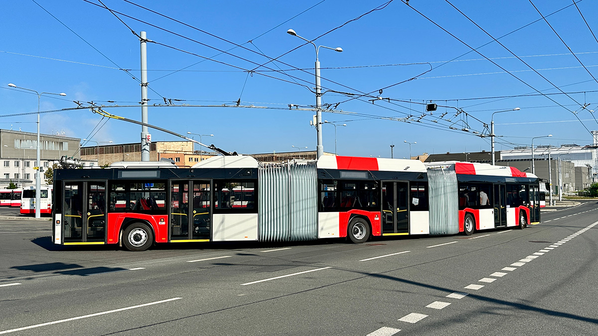 Длинные троллейбусы. Трехсекционный троллейбус. Длинный троллейбус. Самый длинный троллейбус в мире. Троллейбус Skoda три секции.