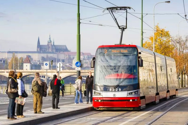 Оборванные провода нарушили трамвайное движение в центре Праги