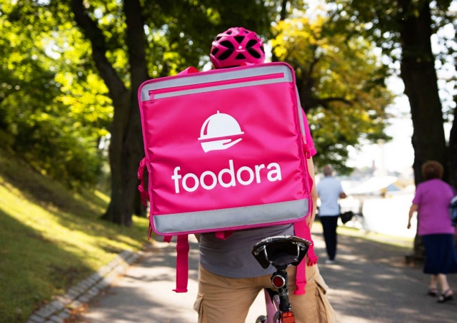 В Праге курьер Foodora справил нужду возле пакетов с едой: видео