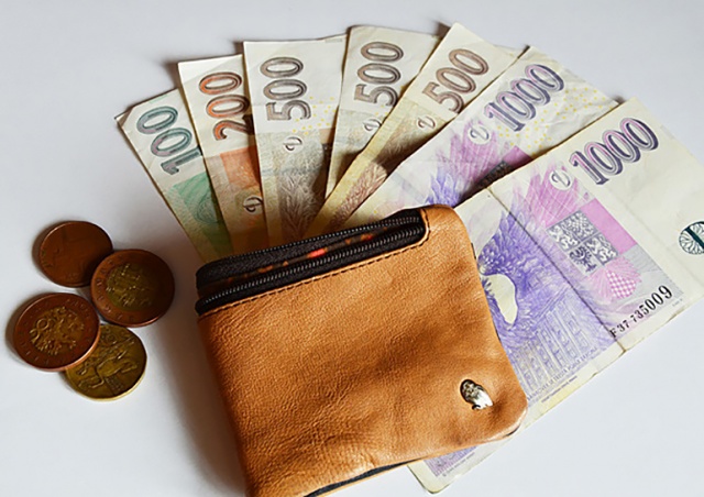 Минтруд Чехии предлагает повысить минимальную зарплату с нового года