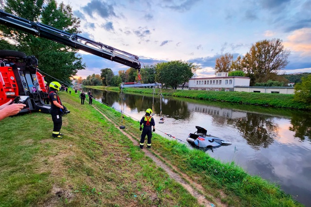 В Праге водитель утопил свой BMW в реке