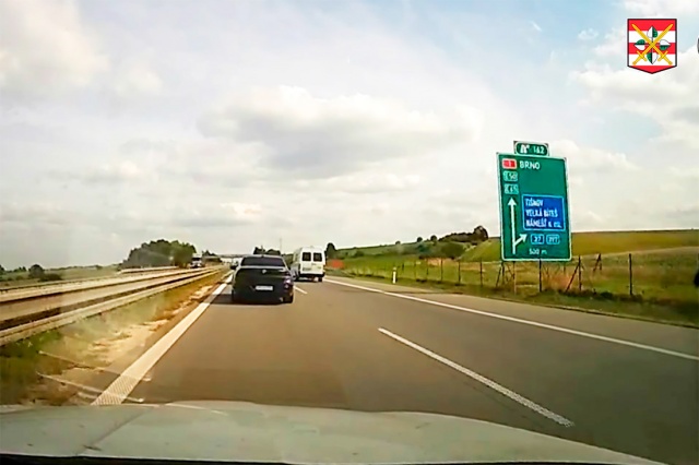 В Чехии иностранец на BMW «пролетел» мимо полицейских: видео