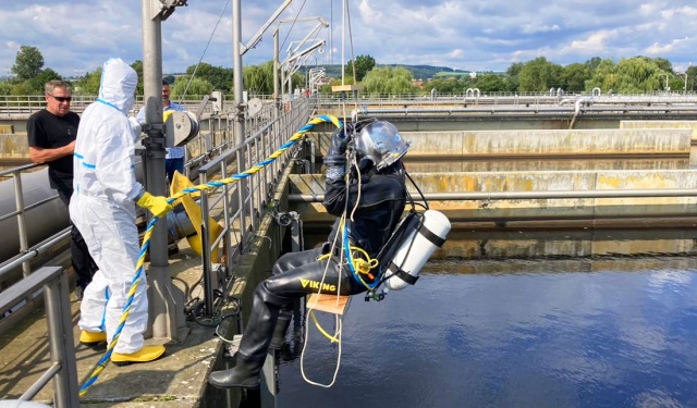 В Чехии полицейские водолазы погрузились в резервуар с фекалиями