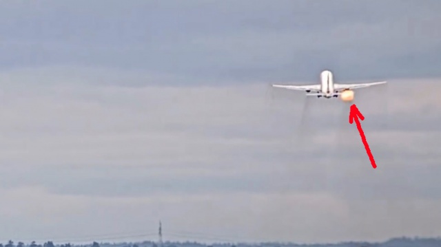 Вылетевший из Праги самолет экстренно вернулся из-за проблем с двигателем: видео