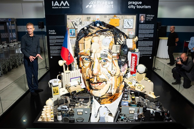 В аэропорту Праги открыли уникальный анаморфный портрет Вацлава Гавела