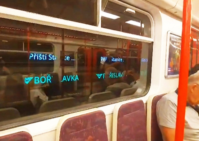 В метро Праги неожиданно появился новый способ информирования пассажиров: видео