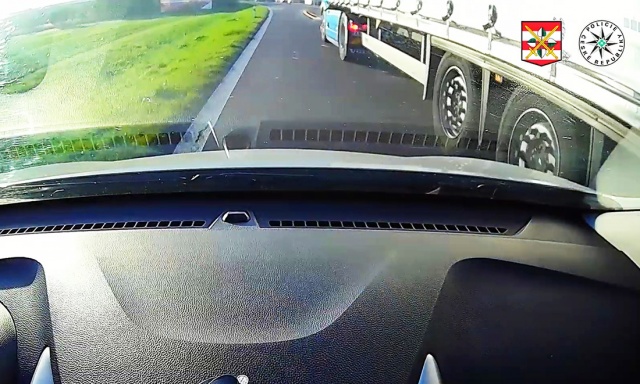 В Чехии фура дважды чуть не убила водителя легковушки: видео